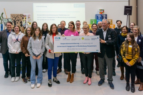 Gruppenbild mit Schüler:innen, Bildungsministerin Oldenburg, Stiftungsvorständen