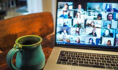 Online-Meeting am Rechner mit Tasse davor