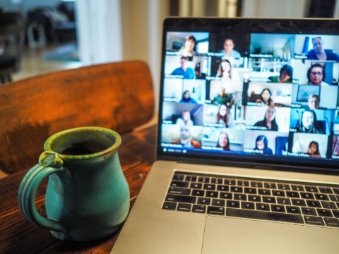 Online-Meeting am Rechner mit Tasse davor