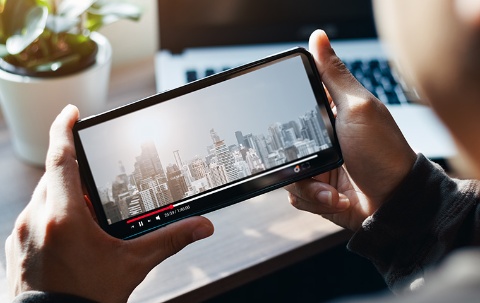 Smartphone auf dem ein Video abgespielt wird
