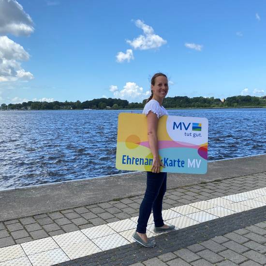 Kristin Rietdorf mit Ehrenamtskarte MV