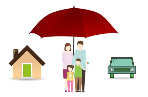 Versicherung, Regenschirm über Familie, Auto und Haus