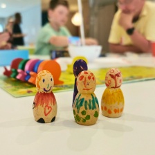 bunt bemalte Spielfiguren © AWO Kreisverband Müritz e.V. Bild