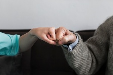 Junge und alte Faust stoßen an © Freepik.com Bild