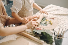 Kinderhände rollen Ton aus © Freepik.com (prostooleh) Bild