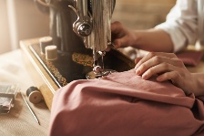 Hände arbeiten an einer alten Nähmaschine © Freepik.com (cookie_studio) Bild